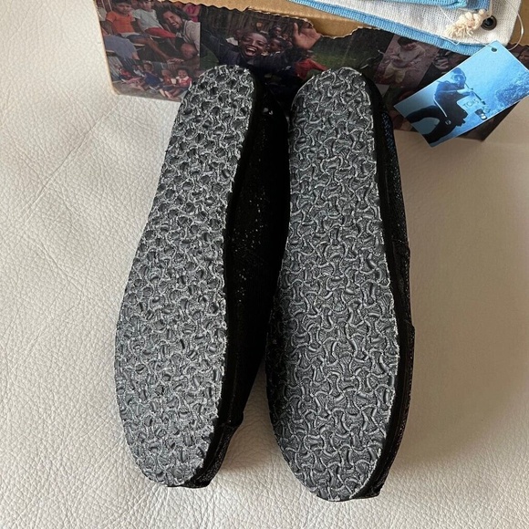 NEW in Box TOMS Youth Black Glitter Classics Slip on Shoes - Picture 3 of 3